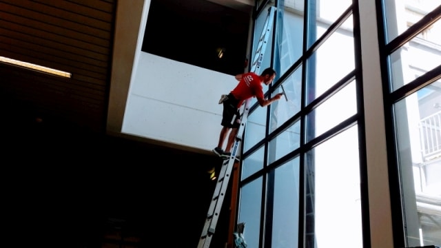Glas_und_Rahmenreinigung_Gebaudereinigung